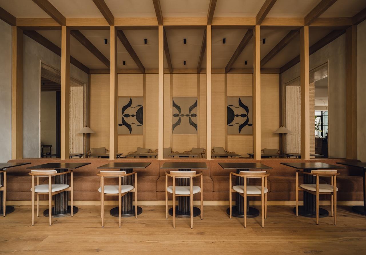 Sala de conferinte sau restaurant cu structura din lemn de stejar, scaune inalte si opere de arta pe pereti