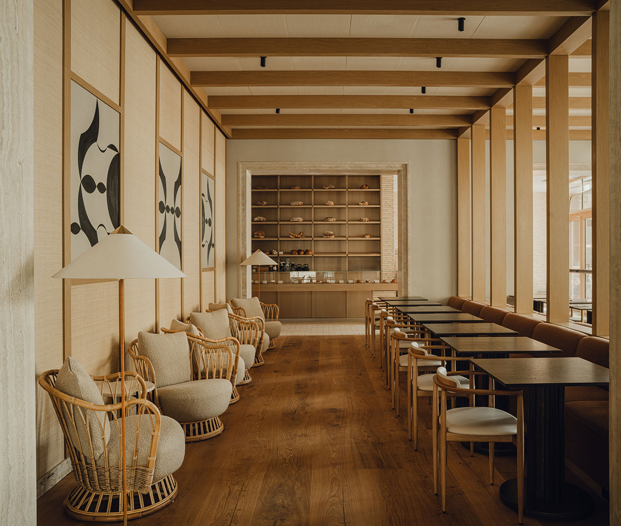 Zona de lounge a hotelului Puro Varsovia cu mobilier scandinav si lumina naturala abundenta