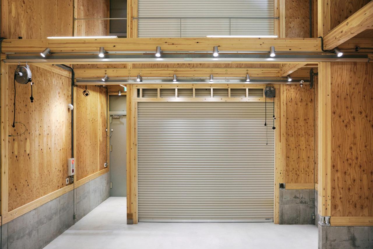 Spatiul de lucru interior cu structura din lemn de pin