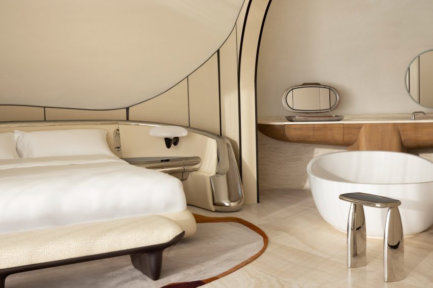 Shebara Resort - dormitor curvilinear cu cada freestanding