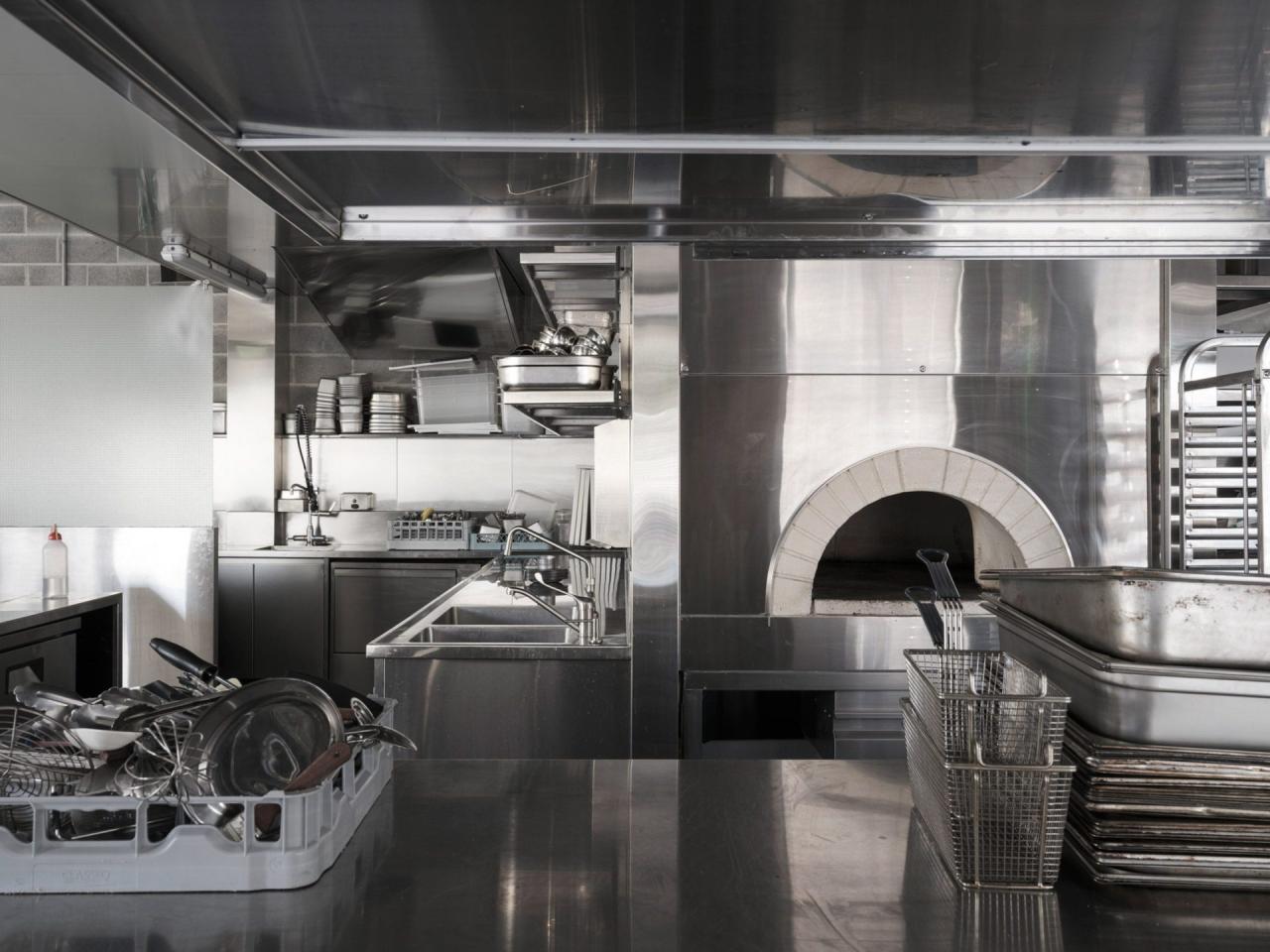 Cuptor traditional din caramida pentru pizza in bucataria Homer Rogue Taverna