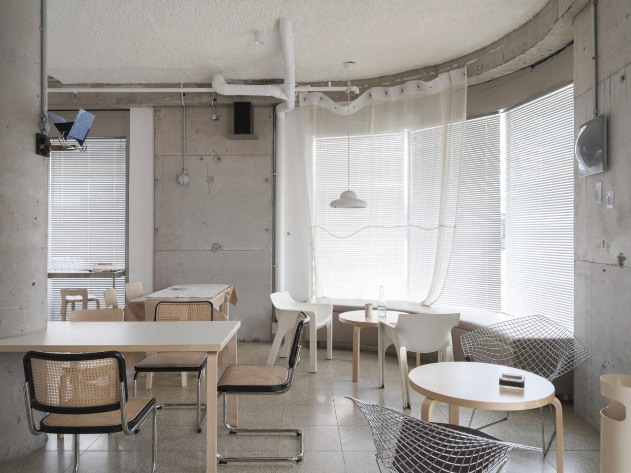 Zona lounge Homer Rogue Taverna cu mix de scaune mid-century si perdele transparente