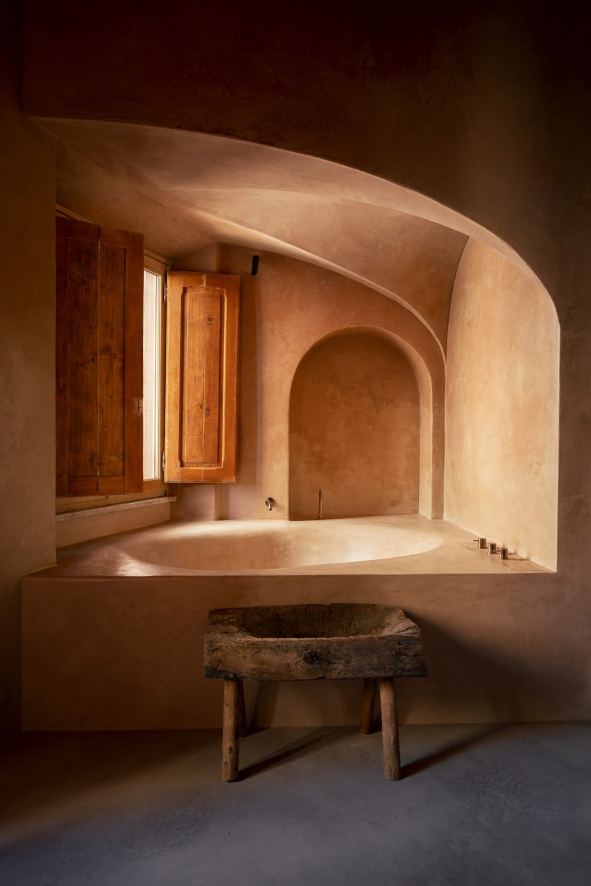 Apartamentul lui Thom Yorke din Roma - baie wabi-sabi cu materiale naturale
