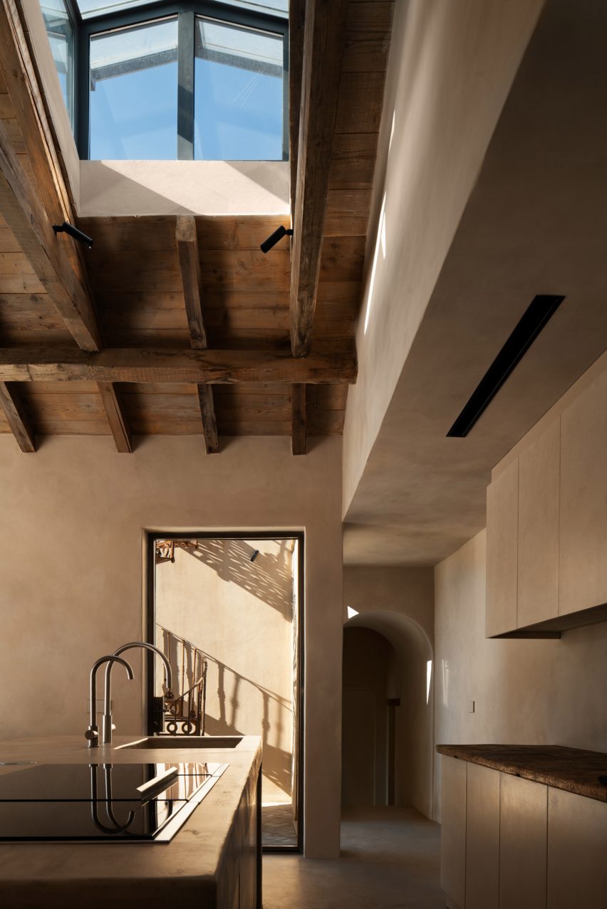Apartamentul lui Thom Yorke din Roma - bucatarie cu grinzi de lemn vechi