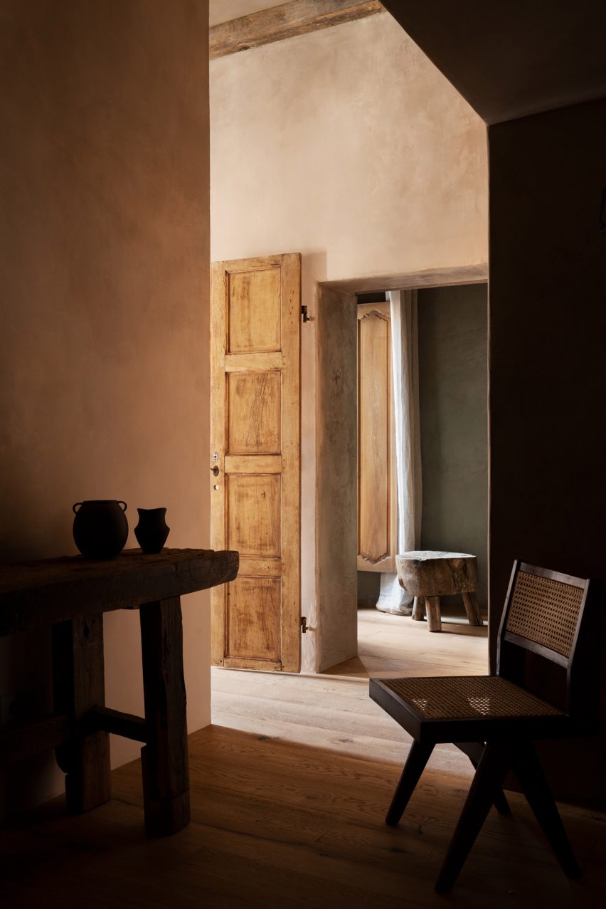 Apartamentul lui Thom Yorke din Roma - usi vechi din lemn si mobilier autentic