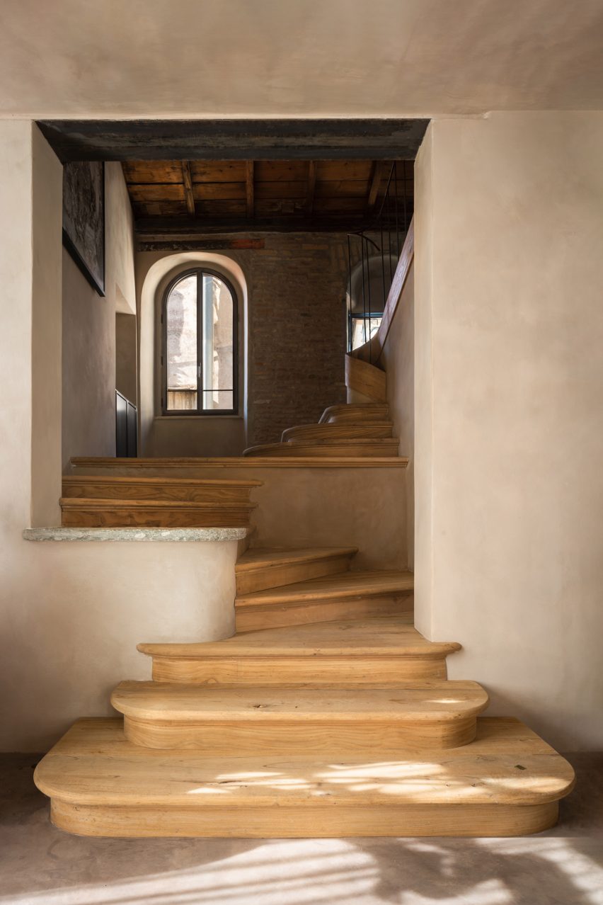 Apartamentul lui Thom Yorke din Roma - scara spiralata spre terasa