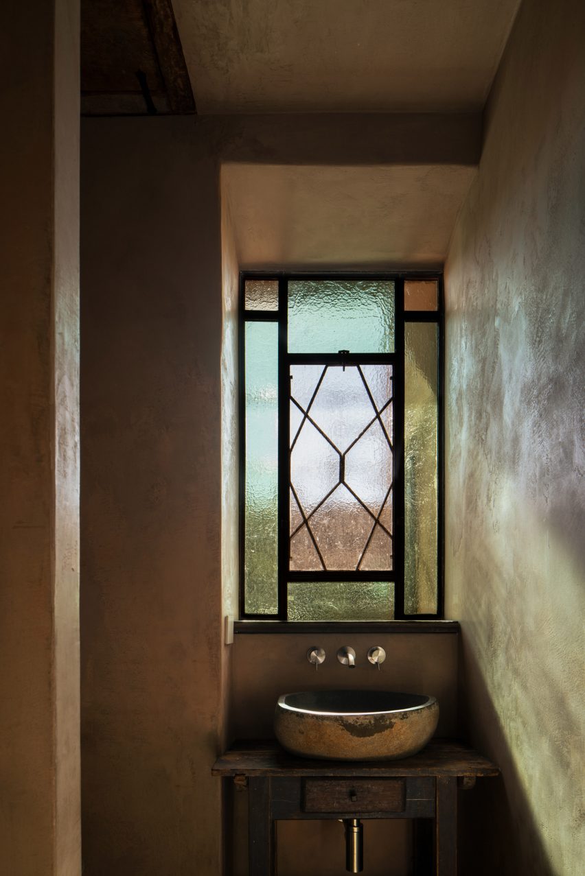 Apartamentul lui Thom Yorke din Roma - baie mica cu vitraliu si lumina filtrata