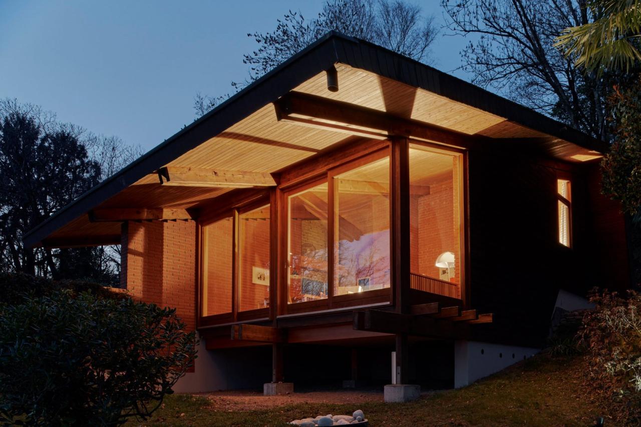 Casa din Vernate noaptea cu ferestre luminate