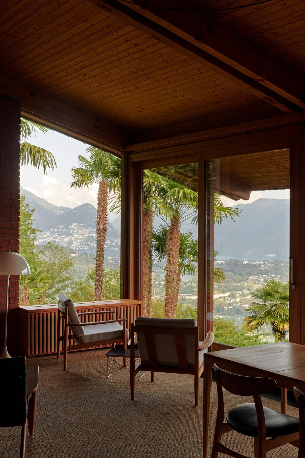 Terasa acoperita a casei din Vernate cu vedere panoramica la Lacul Lugano si muntii din Ticino