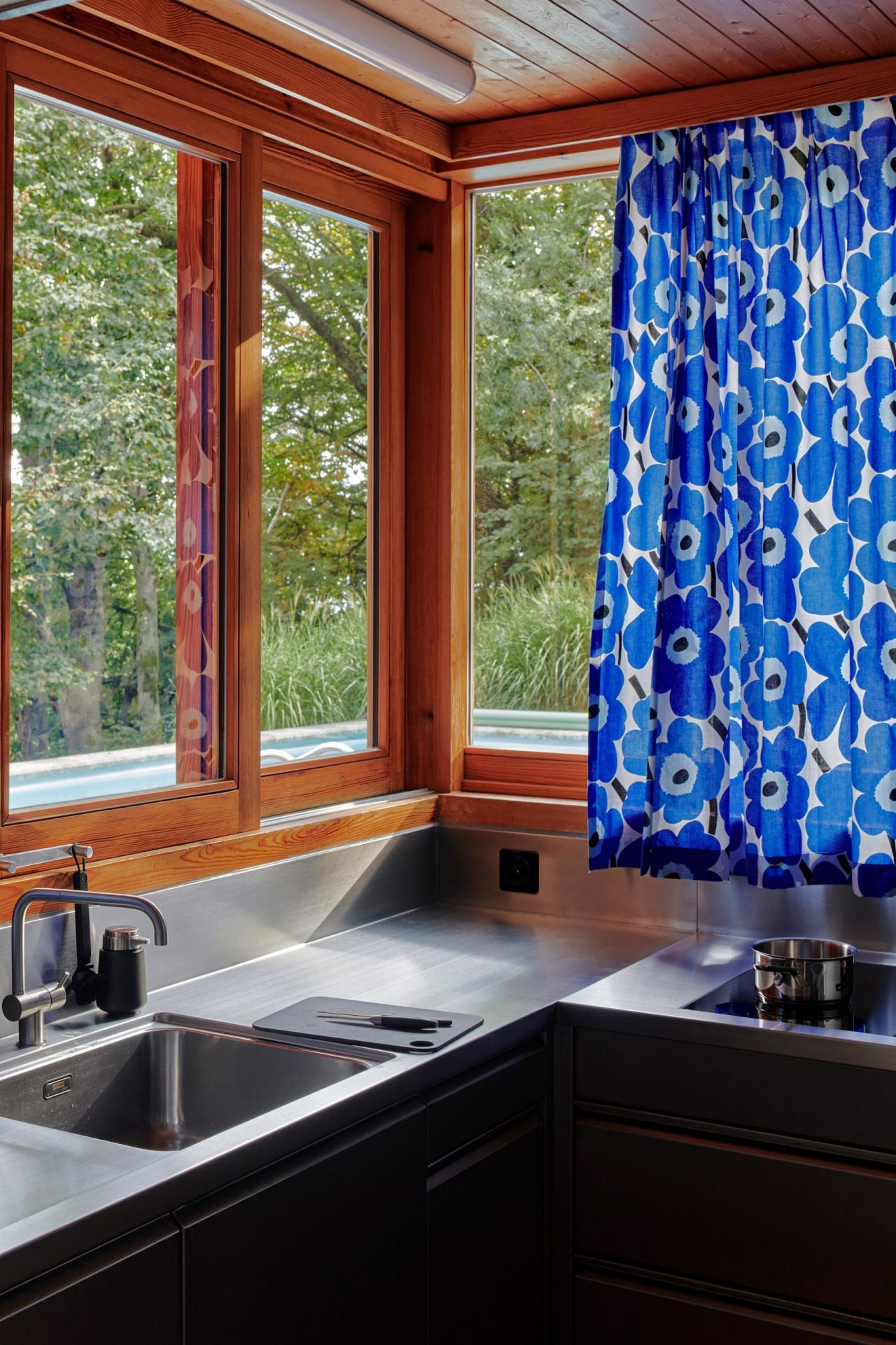 Bucatarie cu blat inox si perdea Marimekko Unikko albastra