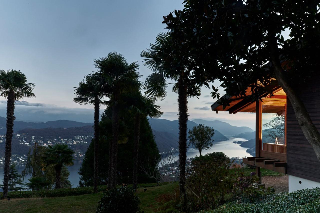Vedere panoramica spre Lacul Lugano de pe terasa casei