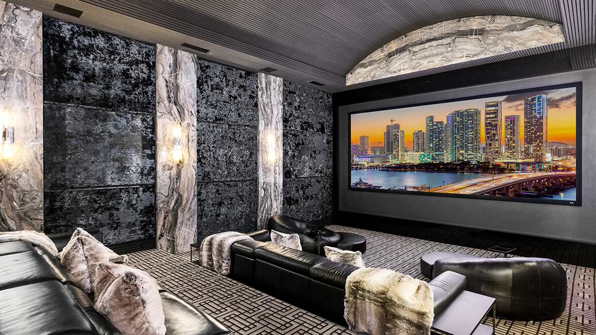 Home cinema cu scaune din piele neagra, ecran mare si pereti din marmura neagra