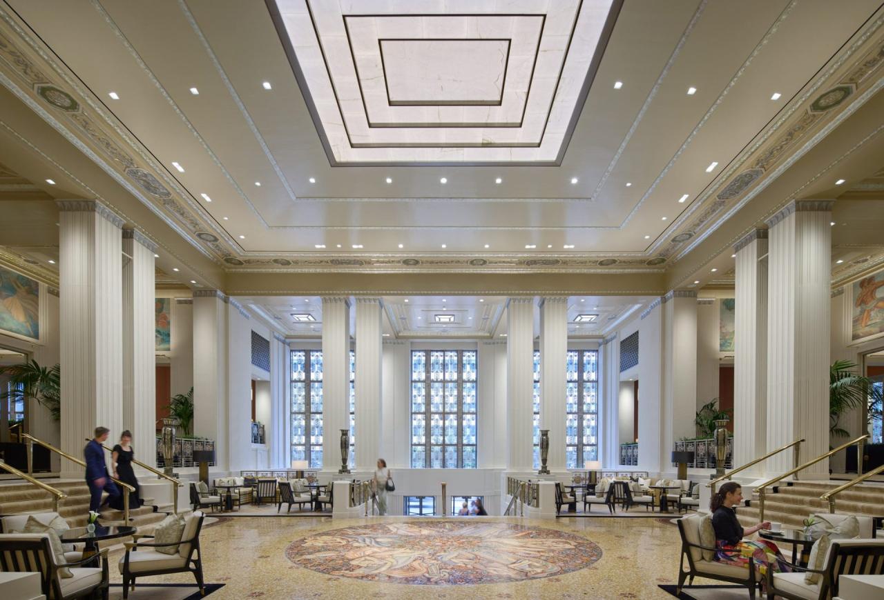 Lobby-ul central al Waldorf Astoria New York dupa restaurare, cu mozaicul original restaurat si simetria originala refacuta