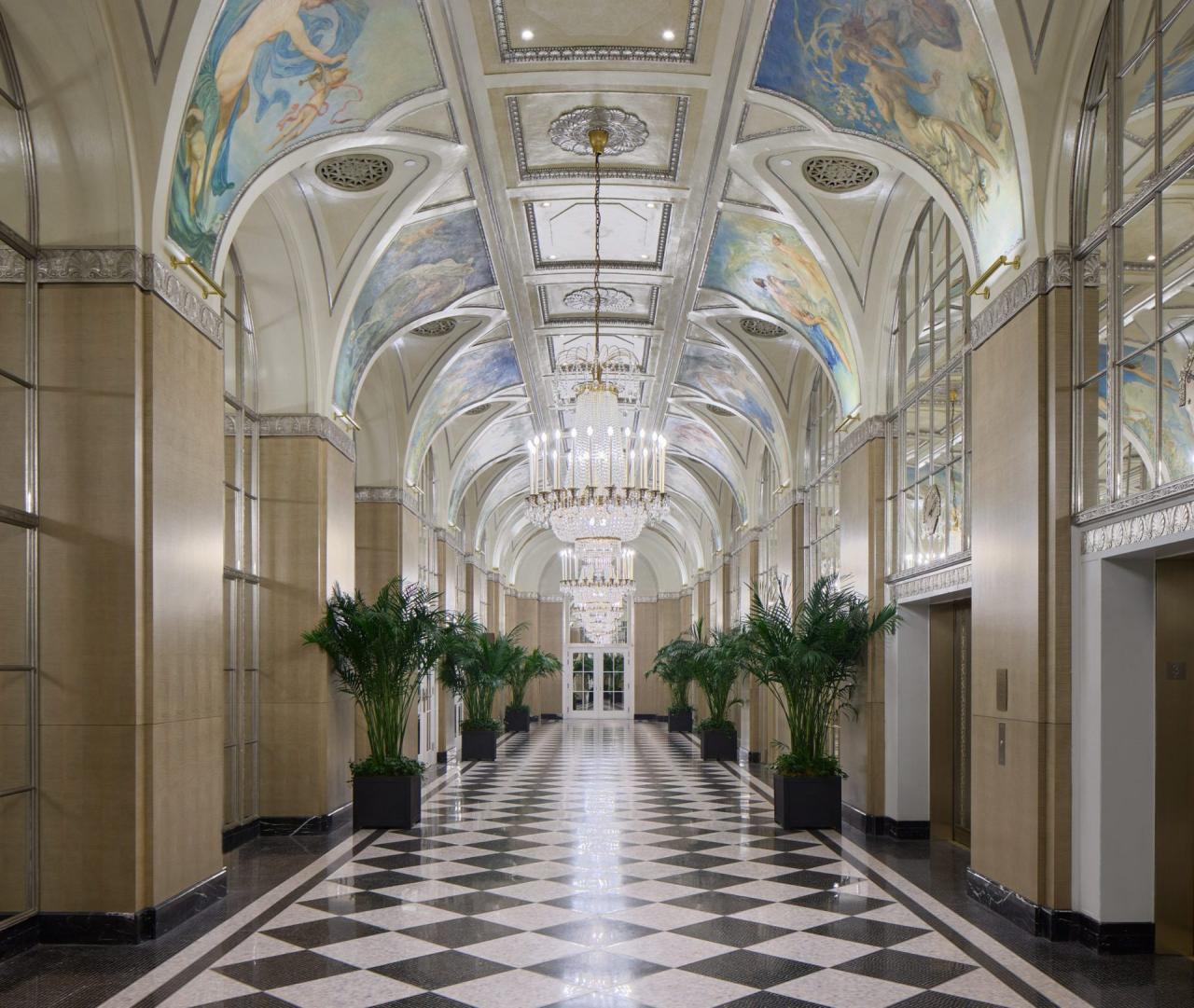 Peacock Alley restaurata, cu bolta pictata, coloane si pardoseala in sah alb-negru