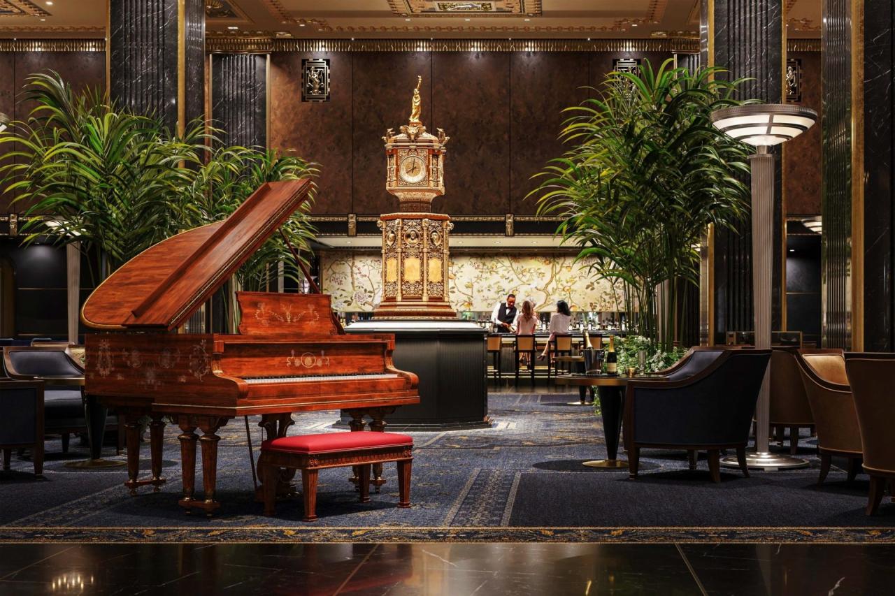 Lobby-ul cu pianul de concert, ceasul iconic si palmieri, atmosfera de palat art deco