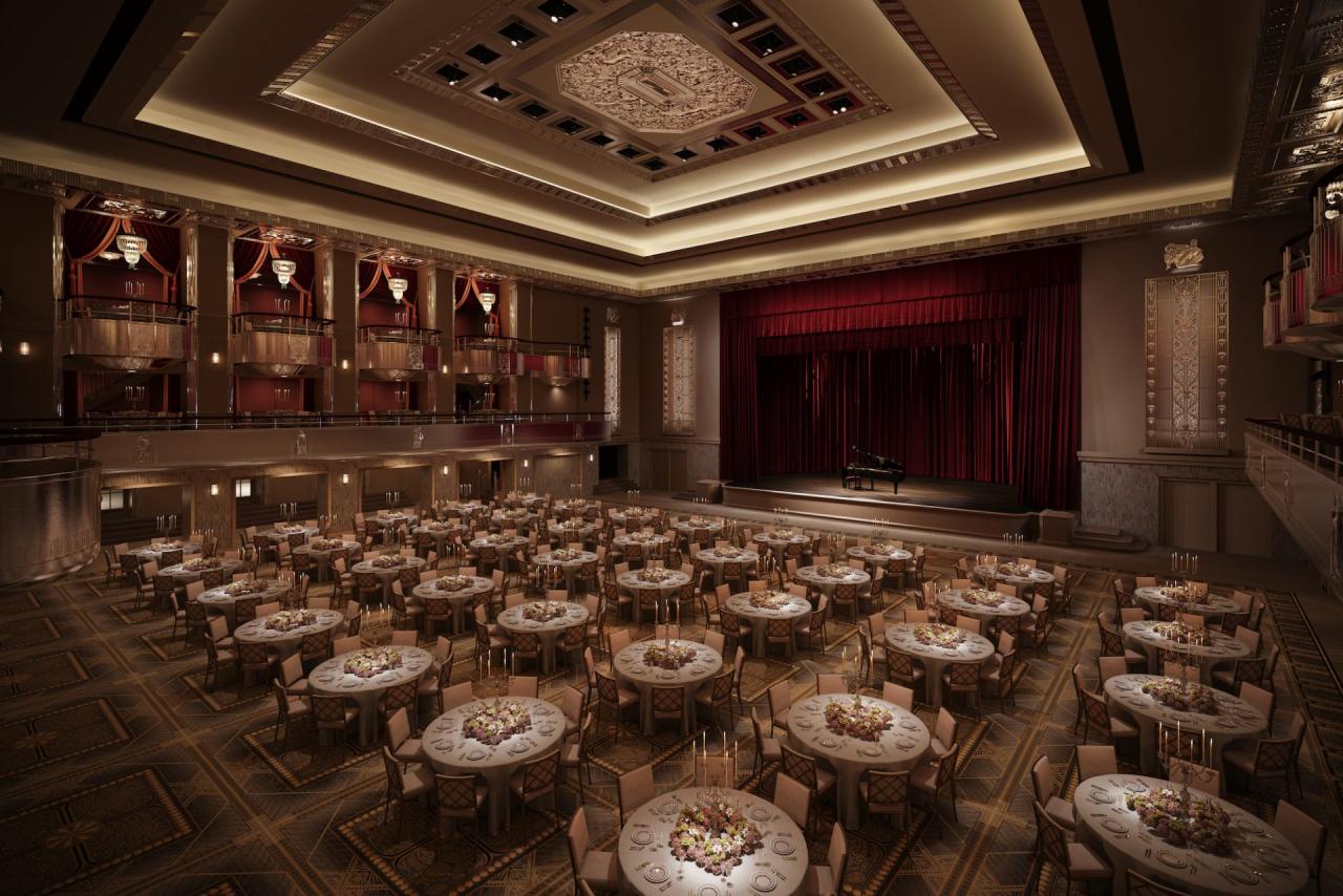 Grand Ballroom amenajat pentru un eveniment, cu mese rotunde si decoratiuni art deco