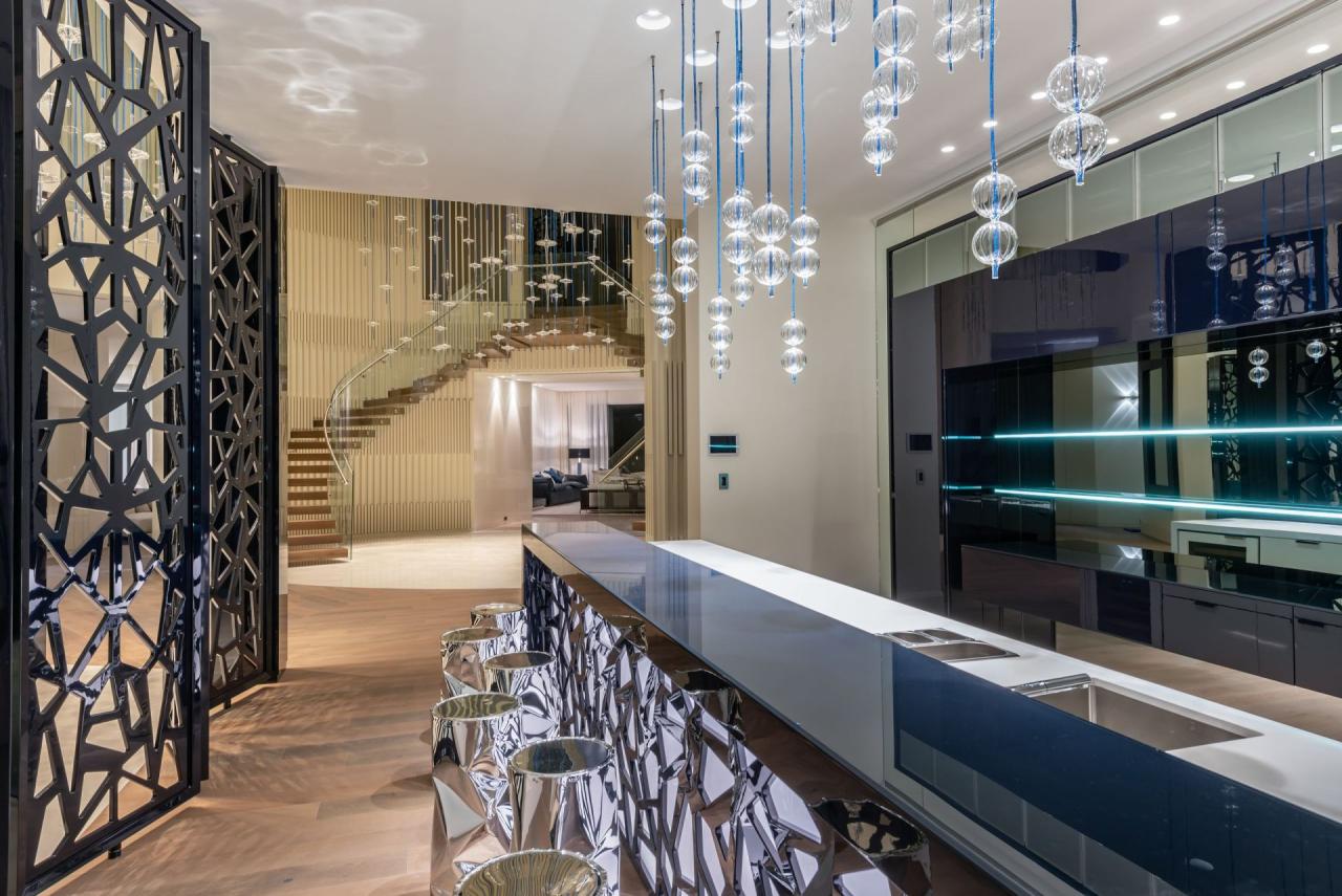 Bucataria vilei The Weeknd din Florida cu candelabru din sfere de sticla