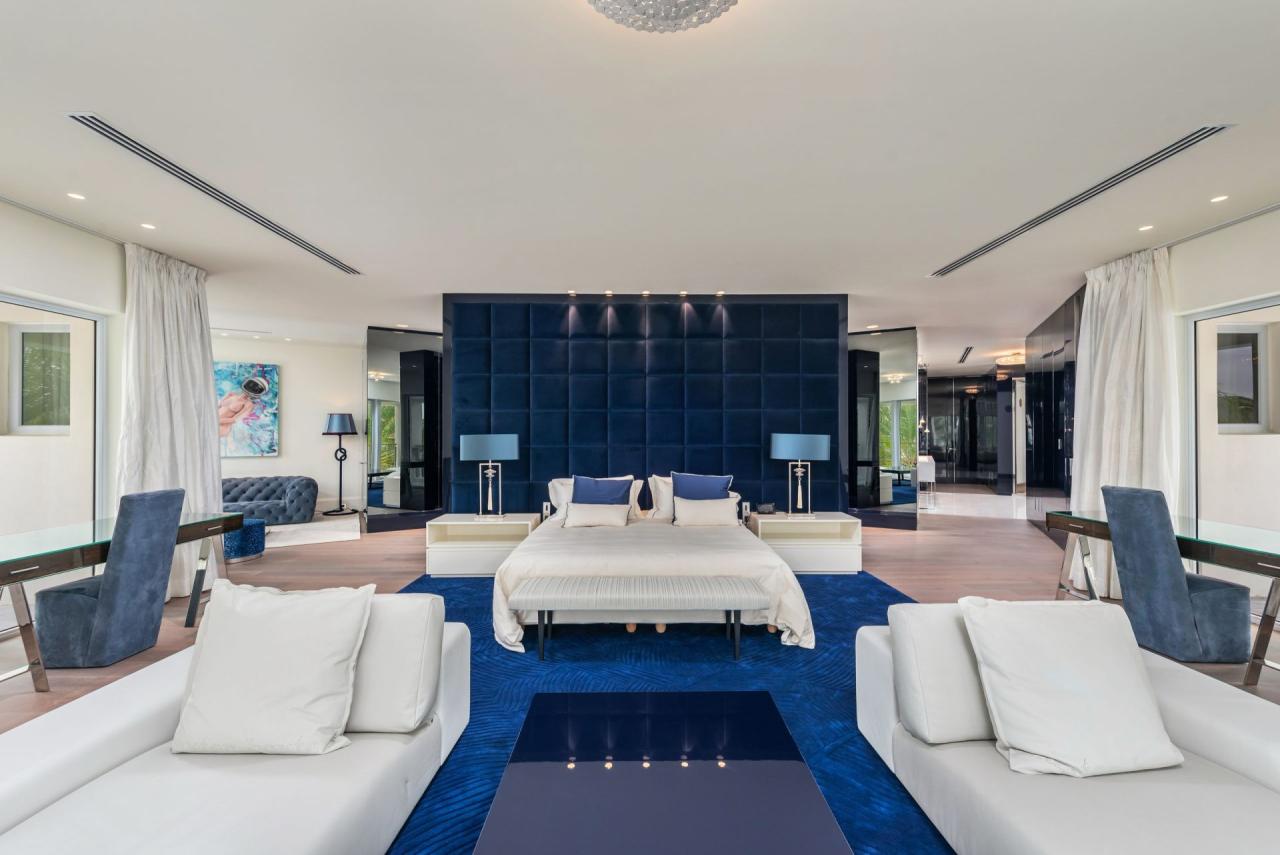 Dormitorul master cu perete capitonat in albastru royal