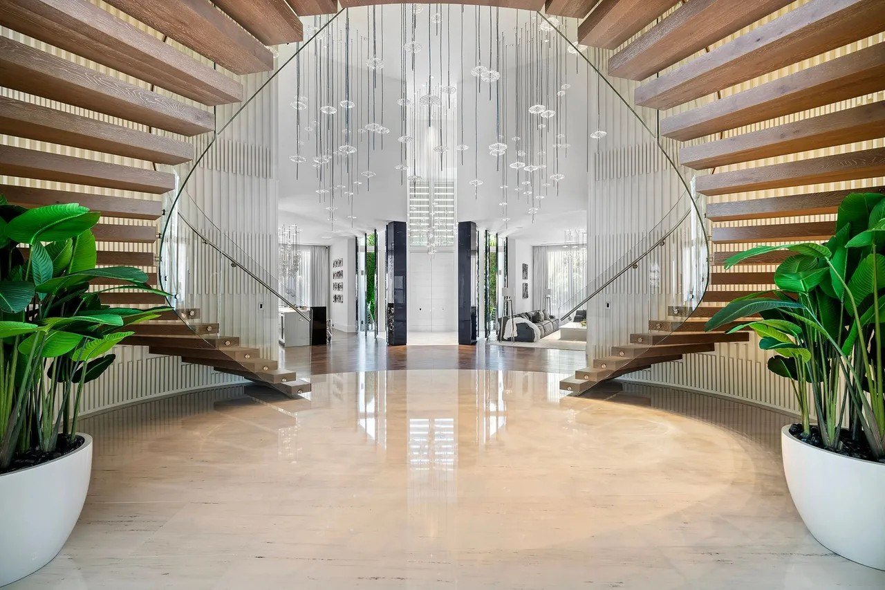 Vila The Weeknd - scara monumentală cu cristale