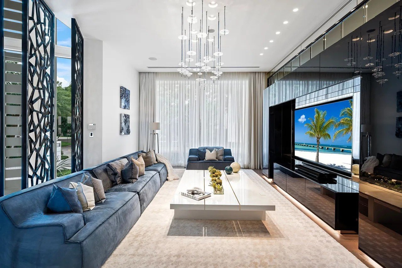 Vila The Weeknd - living cu paravane decorative