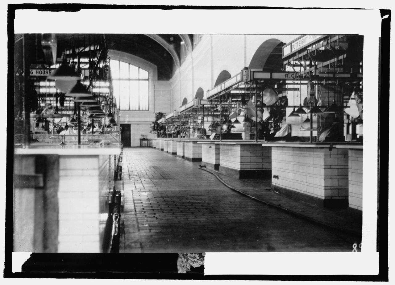 Interior, modern sanitary market LCCN2016821100.jpg