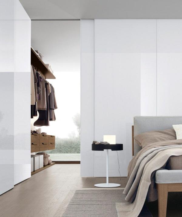 Aesthetic-walk-in-closet-in-the-corner-dissapears-into-the-backdrop-when-not-used