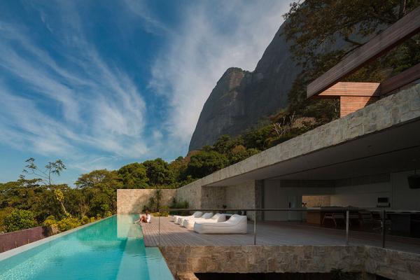 Amazing-Rio-de-Janeiro-residence-with-a-stunning-infinity-pool-and-wonderful-views