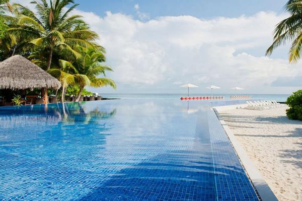 Amazing-infinity-edge-pool-overlooking-the-beautiful-Indian-Ocean-in-Maldives