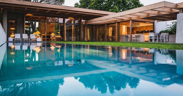 Beautiful-pool-complements-the-stylish-contemporary-villa