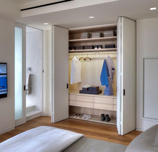 Bedroom-closet-in-the-cool-NYC-apartment