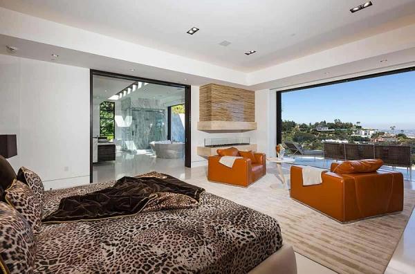 Bedroom-with-city-skyline-views