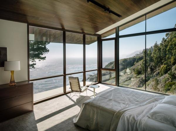 Big-Sur-bedroom-with-a-rocky-beach-view
