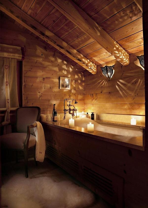 Candle-light-turns-the-bathroom-into-a-dreamy-relaxed-setting