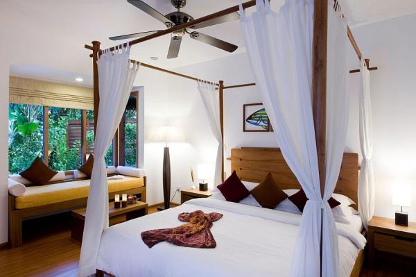 Canopy-beds-accentaute-the-appeal-of-the-exotic-getaway