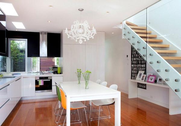 Colorful-blend-of-chairs-at-the-modern-dining-table