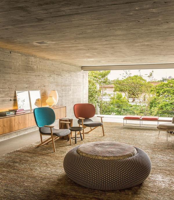 Concrete-and-raw-wood-shape-the-cozy-living-room