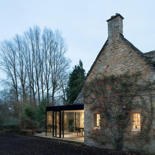 Contemporary-extension-of-the-cottage-houses-the-dining-room-and-kitchen