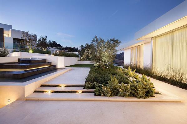 Contemporary-landscape-looks-all-the-more-appealing-thanks-to-the-lighting