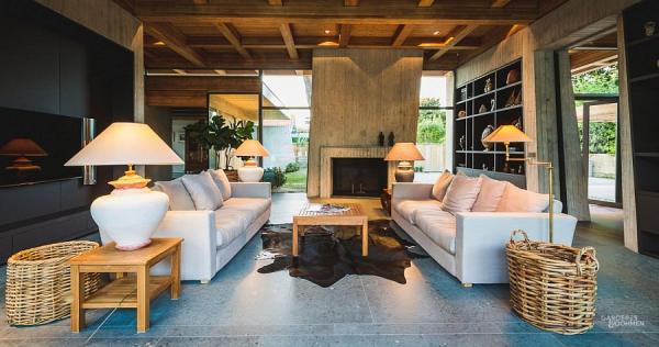 Cozy-living-room-with-lovely-lighting-fixtures