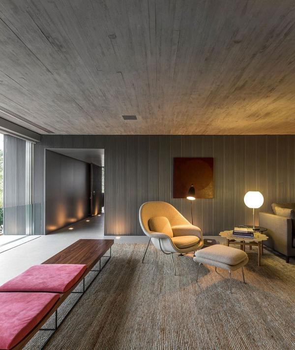 Cozy-seating-and-brilliang-lighting-shape-the-smart-reading-nook