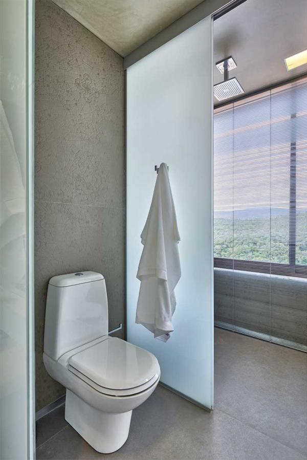 David-Guerra-exhibition-apartment-bathroom-wall