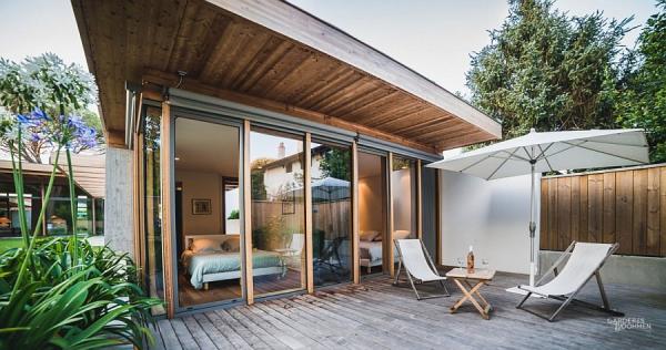 Elegant-bedroom-design-that-is-connected-with-the-deck