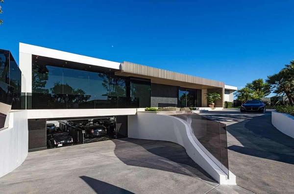 Entrance-to-the-amazing-85-million-Beverly-Hills-mansion