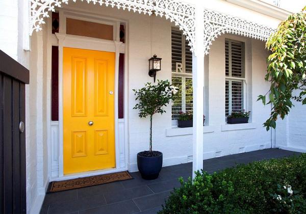 Entrance-to-the-traditional-house-in-Melbourne-with-a-yellow-door