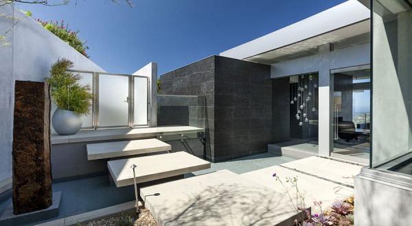 Entryway-with-water-fetaure-for-the-cool-California-home
