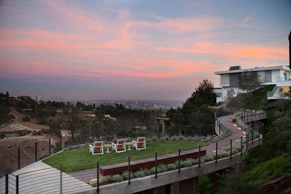Exclusive-private-deck-and-walkway-of-the-amazing-Beverly-Hills-Residence