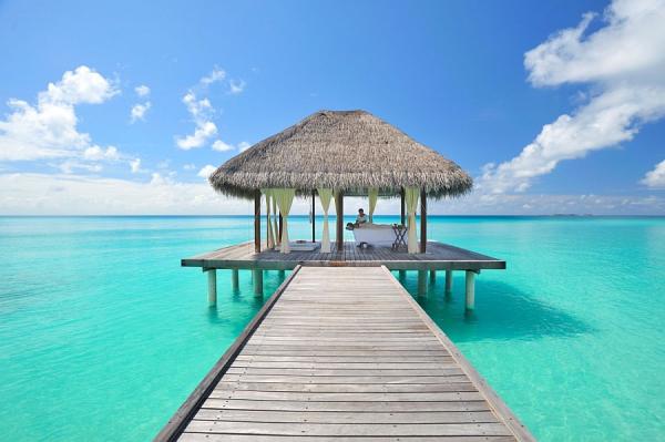 Exotic-island-resort-with-spa-facility-that-is-surrounded-by-the-Indian-Ocean