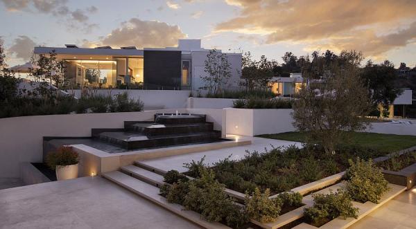 Exterior-of-the-lavish-Beverly-Hills-House