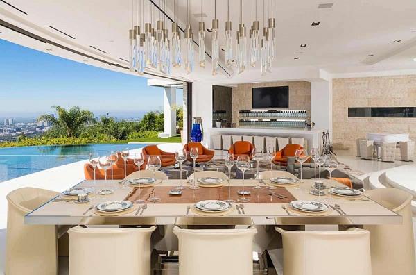 Fabulous-dining-area-with-sparkling-chandelier-above
