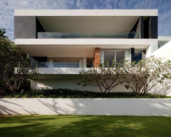 Facade-of-the-three-storey-private-residence-in-Phuket